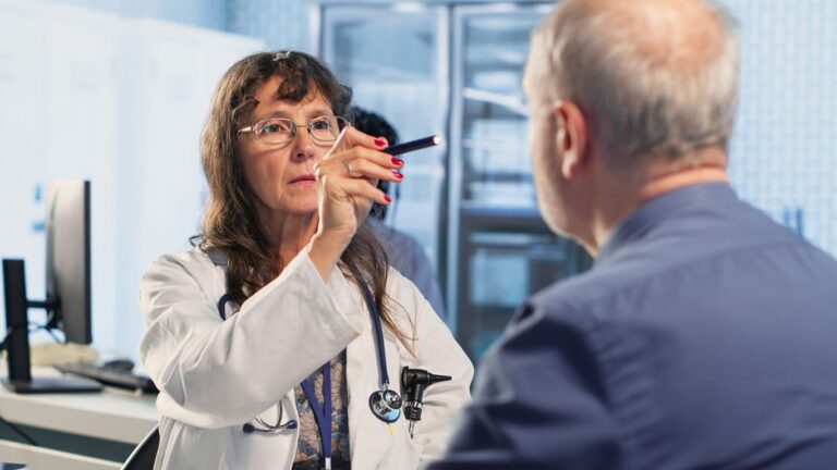 Szemorvos worth-teszt vizsgálatközben